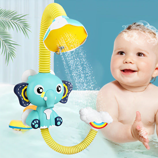 Bébé joyeux dans sa baignoire joue avec le jouet de bain douchette éléphant qui diffuse de doux jets d’eau.