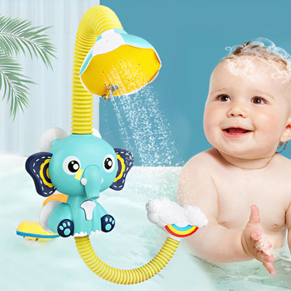 Bébé joyeux dans sa baignoire joue avec le jouet de bain douchette éléphant qui diffuse de doux jets d’eau.