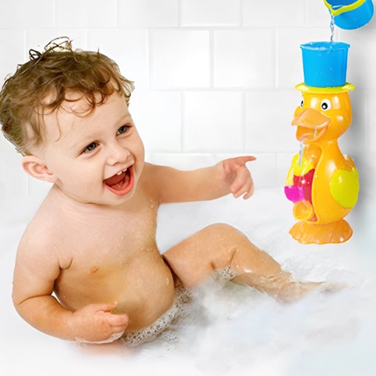Bébé souriant et enthousiaste découvrant son jouet de bain en action dans la baignoire, moment ludique et sensoriel assuré.