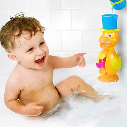 Bébé souriant et enthousiaste découvrant son jouet de bain en action dans la baignoire, moment ludique et sensoriel assuré.