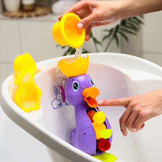 Jouet de bain éducatif | plashyCanard™ en démonstration par une main adulte