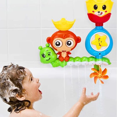 Un bébé jouet avec l'eau qui coule de son jouet de bain enfant