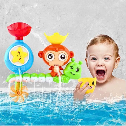 Un petit garçon heureux en jouant avec son jouet de bain