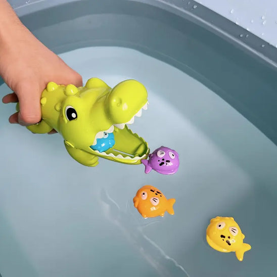 Mini Alligator Gourmand et ses poissons en action dans la baignoire,
