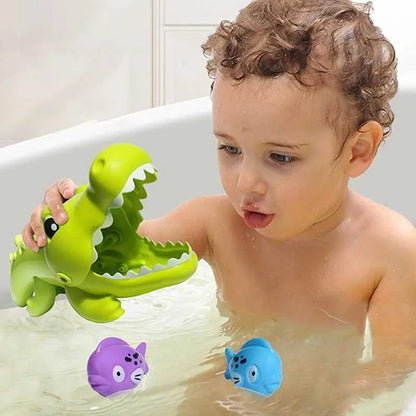 Petit garçon plonge un poisson dans la bouche du Mini Alligator Gourmand pendant le bain