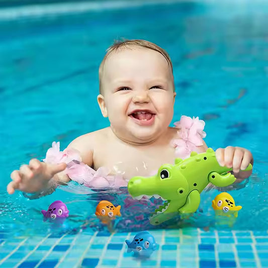Bébé explore le jeu interactif avec le Mini Alligator Gourmand dans la piscine