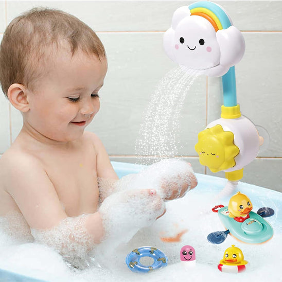 Un bébé joue dans la baignoire avec le jouet de bain enfant éducatif cycle de l’eau en forme de nuage, qui projette des jets d’eau ludiques et pédagogiques.