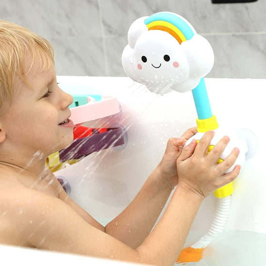 L'enfant appuie sur le bouton du jouet de bain nuage éducatif reproduisant le cycle de l’eau.