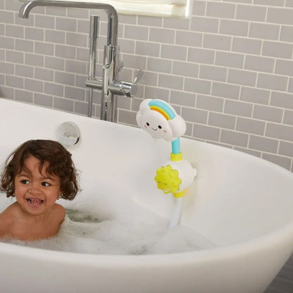 Un enfant souriant joue dans la baignoire avec le jouet de bain enfant éducatif cycle de l’eau en forme de nuage, qui projette des jets d’eau ludiques et pédagogiques.