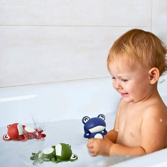 Bébé dans la baignoire joue avec sa grenouille jouet de bain bébé et 2 jouets de bain enfant grenouille magique nagent d'eau l'eau
