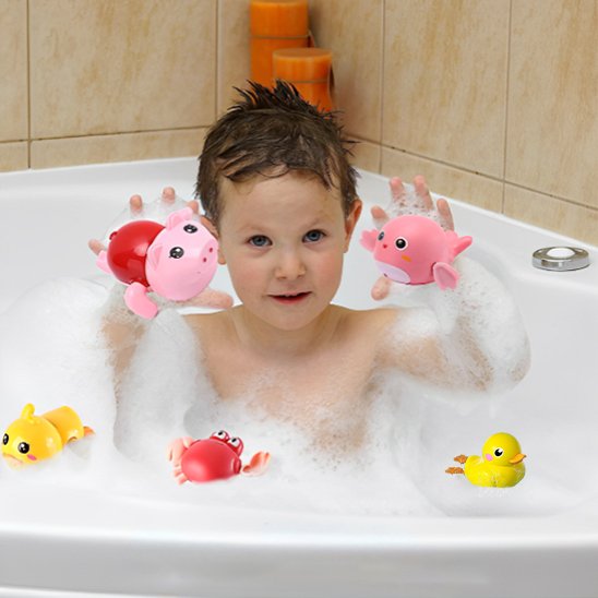Un enfant dans la baignoire avec ses jouets | BabyDolphin