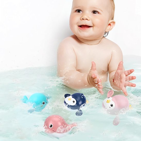 Bébé dans la baignoire entouré de ses jouets de bain colorés pour bébé | BabyDolphin