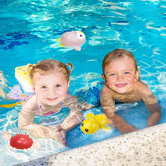 Deux enfants dans la piscine avec leurs jouets de bain pour bébé | BabyDolphin