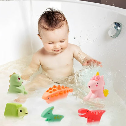Un bébé s’amuse dans la baignoire pliable avec des jouets de bain animaux safari flottants