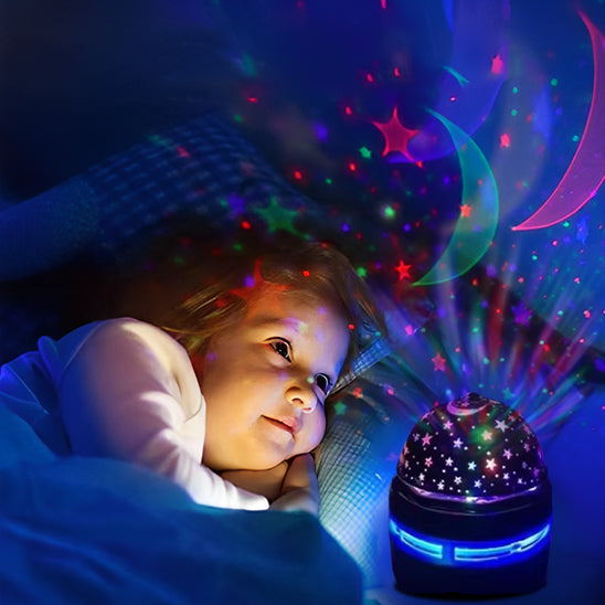 Petite fille émerveillée avec les étoiles de sa villeuse