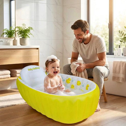 Bébé heureux dans une baignoire bebe gonflable remplie de mousse, sous le regard rassurant de son papa avec une serviette de bain.