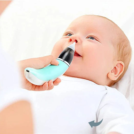 Ce bébé dort avec les narines bouchées et sa maman utilise ce mouche-bébé pour aspirer en douceur .