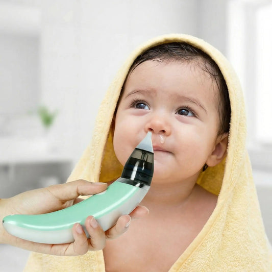 La maman soulage le nez qui coule de son bébé après le bain grâce au mouche-bébé.