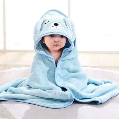 Bébé bien enveloppé dans sa cape de bain