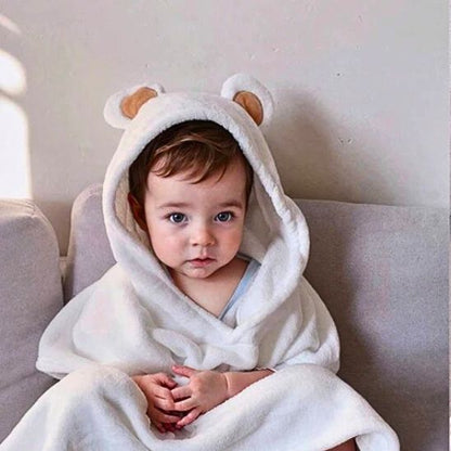Bébé met sa cape de bain toute douce