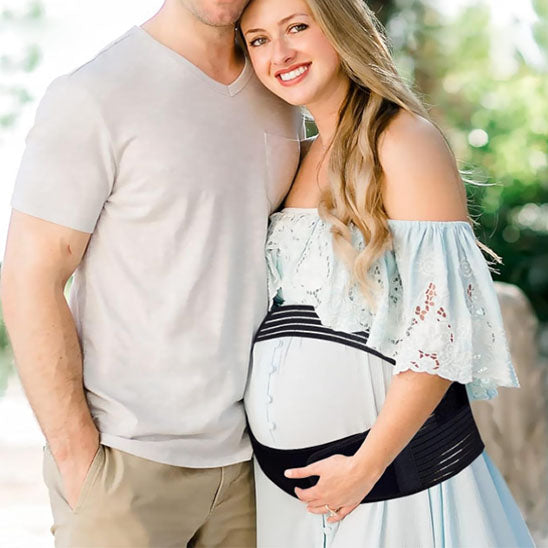 Femme enceinte contente porte sa ceinture de grossesse