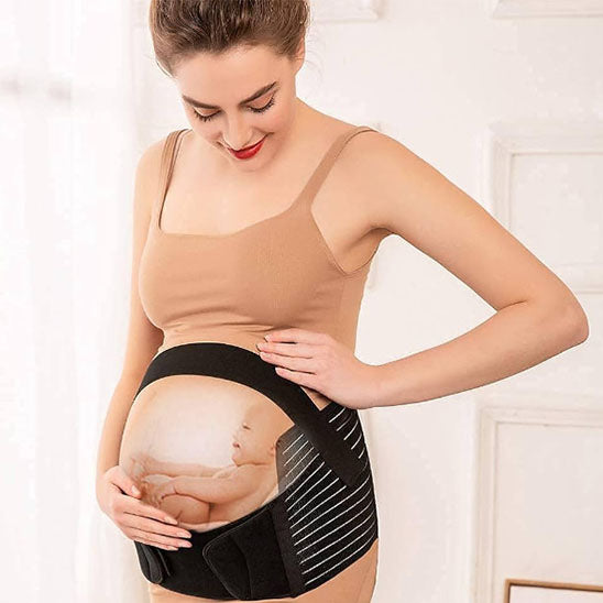 Future maman maintien son ventre avec sa ceinture de grossesse confortable
