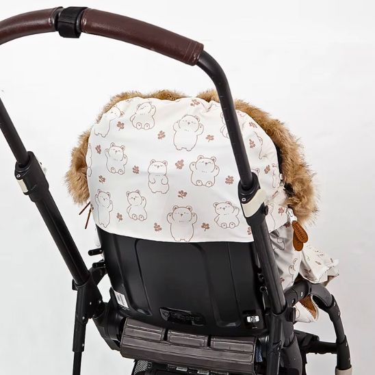 Arriere de la chanceliere bebe concu pour s’adapter au haut de la poussette et assurer une bonne fixation