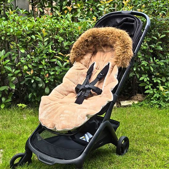 Interieur de la chanceliere bebe montrant les ouvertures pour le passage des harnais de securite de la poussette