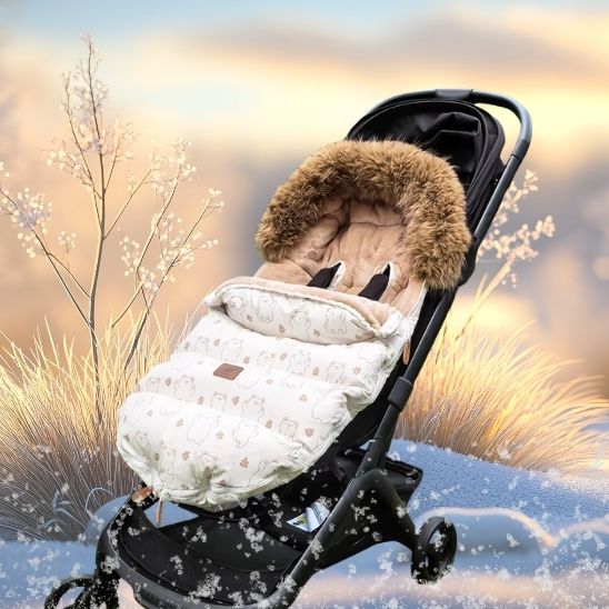 Poussette equipee d’une chanceliere bebe en pleine neige