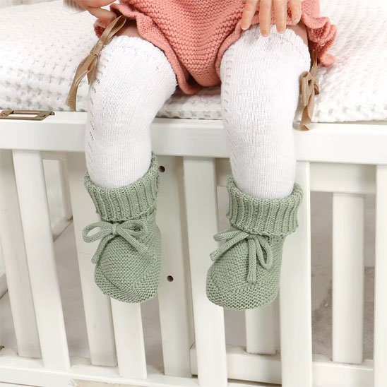 Chaussons bébé confortables pour garder les petits pieds bien au chaud.