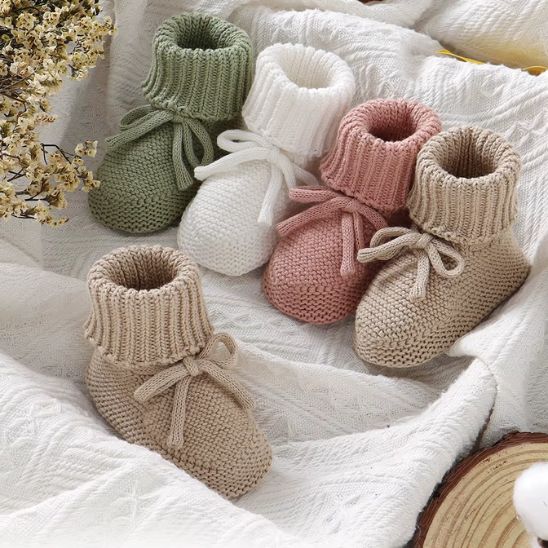 Chaussons bébé assortiment couleurs blanc, beige, rose, vert pour la naissance