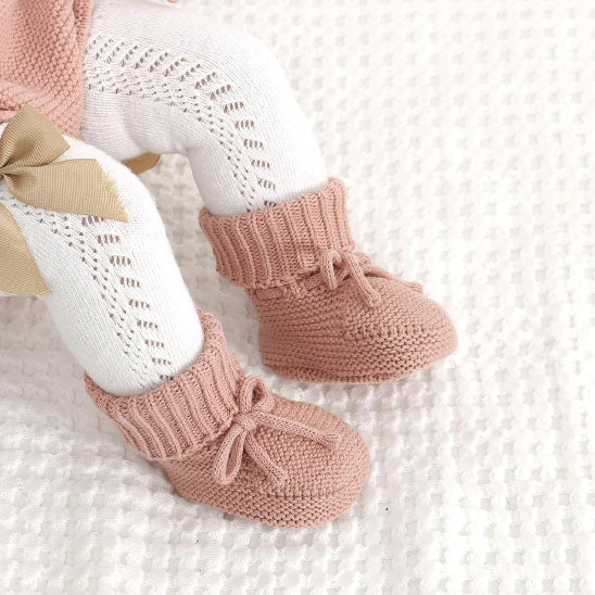 Chaussons bébé en tricot rose doux et respirant avec lacets ajustables