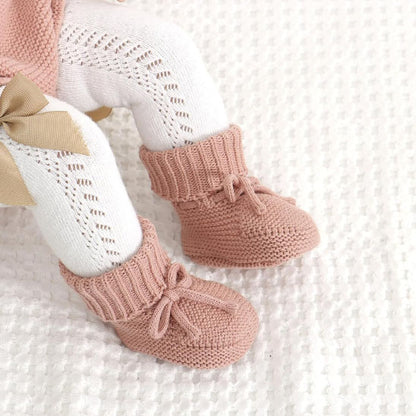 Chaussons bébé en tricot rose doux et respirant avec lacets ajustables