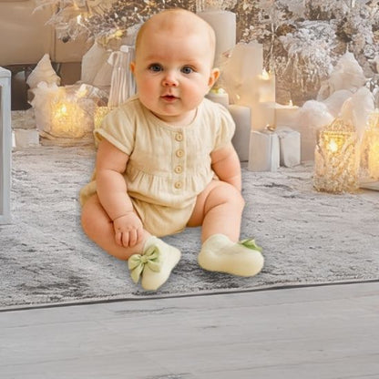 Chaussure bébé fille vert pastel, gros plan sur la semelle souple et antidérapante pour les premiers pas.