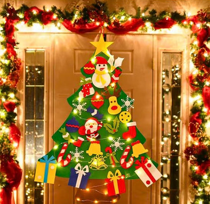 Sapin de Noël lumineux en feutre accroché sur la porte