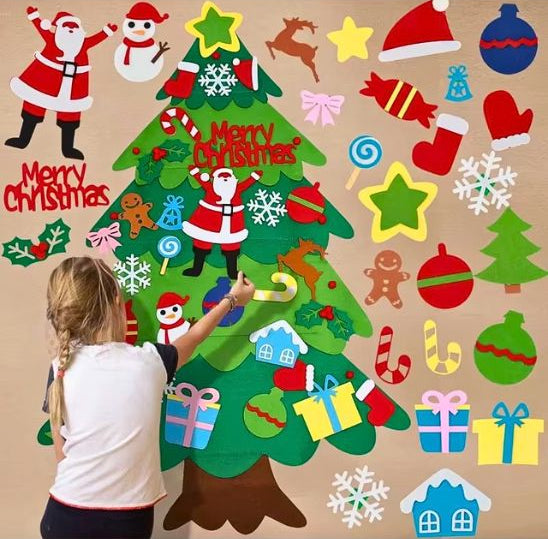 La fillette a collé tous les ornements sur son sapin de Noël éducatif