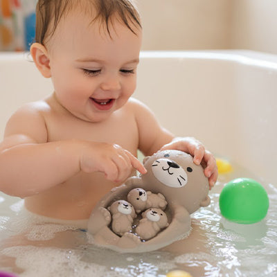 Moment de jeu et d’éveil sensoriel avec les loutres dans le bain pendant la toilette de bébé