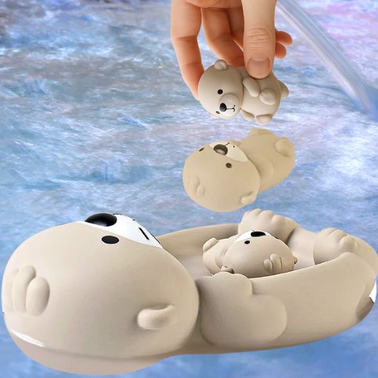 Parent et bébé partageant un moment de complicité avec les jouets de bain loutres