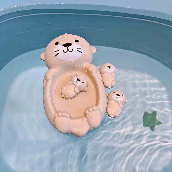 Trois petits jouets de bain en forme de bébé loutre avec leur maman à empiler pour bébé