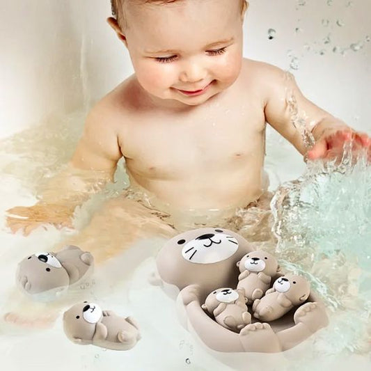 Moment de jeu et d’éveil sensoriel avec les loutres de bain OtterFamily pendant la toilette de bébé