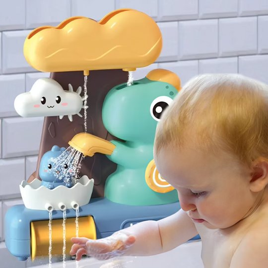 Bébé qui s’amuse dans sa baignoire avec le jouet de bain pour bébé DinoCascade™.