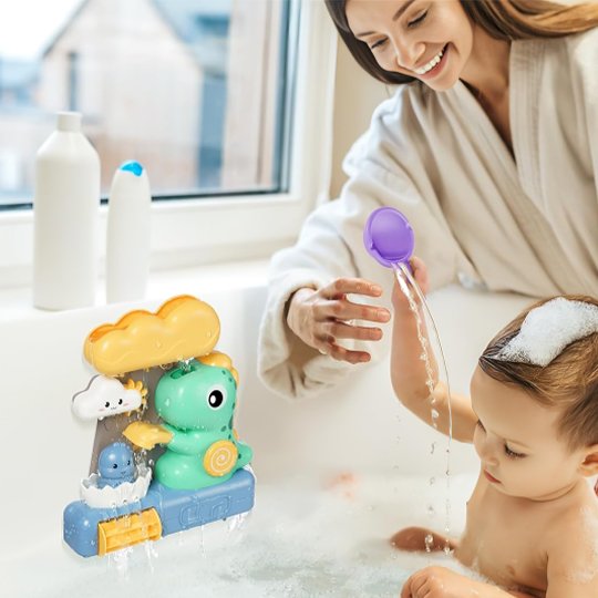 Maman et bébé souriants pendant le bain avec le jouet de bain pour bébé DinoCascade™.