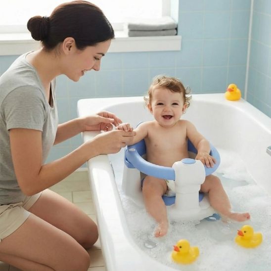 Siège de bain bébé avec bébé épanoui jouant dans la mousse pendant le bain